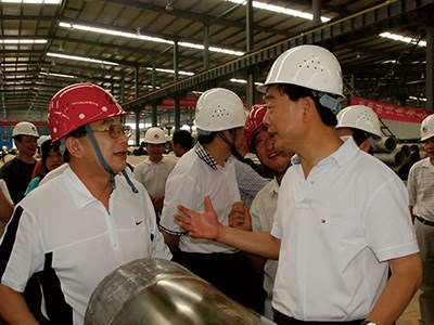 原湖南省省委常委、常務(wù)副省長(zhǎng)于來山視察生產(chǎn)車間時(shí)與彭琪董事長(zhǎng)親切交談