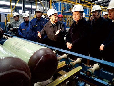 原衡陽市委書記、市人大常委會(huì)主任周農(nóng)（湖南省人大常委會(huì)副主任、黨組成員、省總工會(huì)主席）視察金化高容，彭琪董事長(zhǎng)現(xiàn)場(chǎng)陪同
